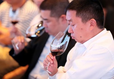 悠蜜站到古絲綢之路的陸上起點,在西安進行古老與青春的激情碰撞